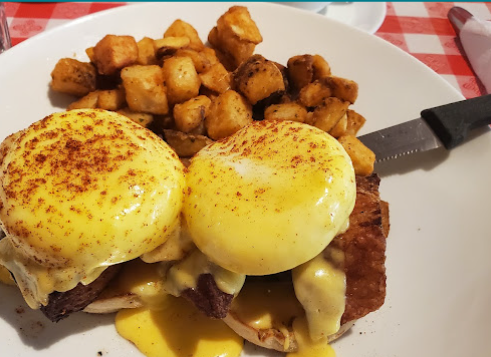 Eggs benedict with hollandaise and home fries